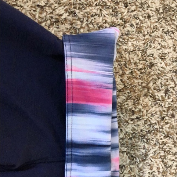 LuLu Lemon reversible crop - Picture 4 of 6